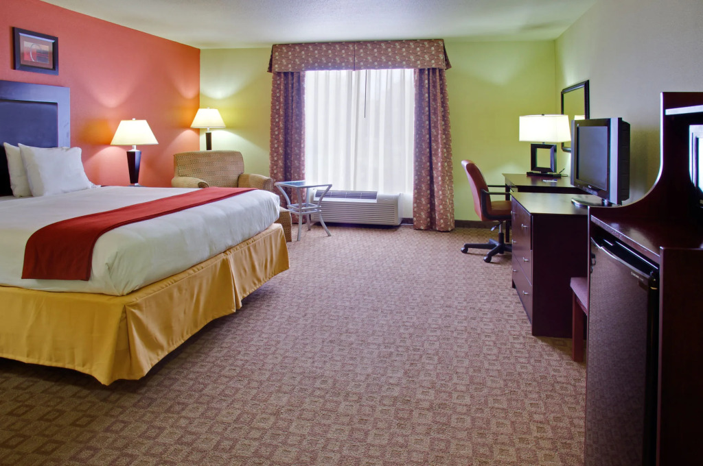 Holiday Inn Express & Suites Alexandria by IHG