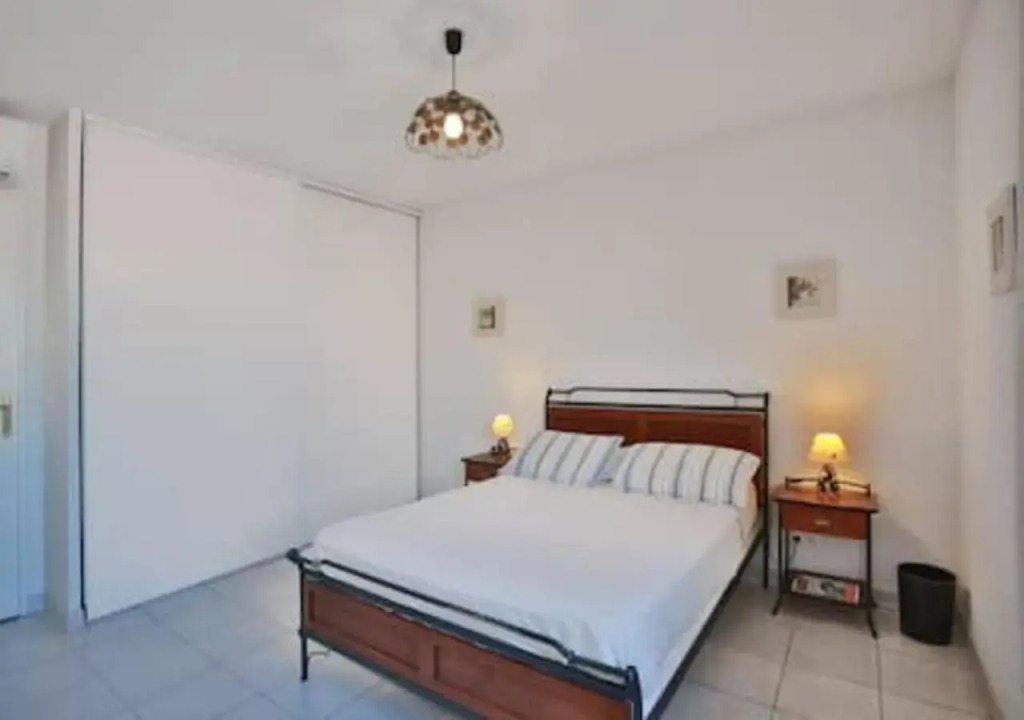 Luxe 4th Floor Apt/Balcony/Parking/by Marina + Shops