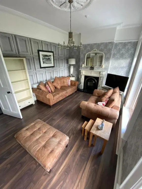 Luxury Lakeside Living Broadview 2 Georgian Town House
