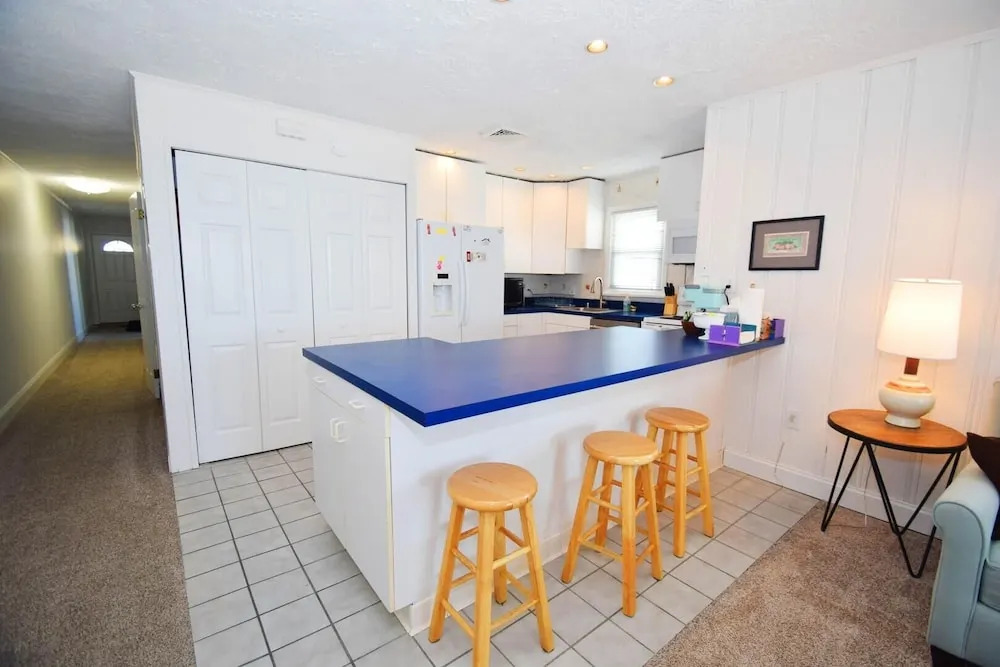 Alameda 6 1 Bedroom Condo by RedAwning