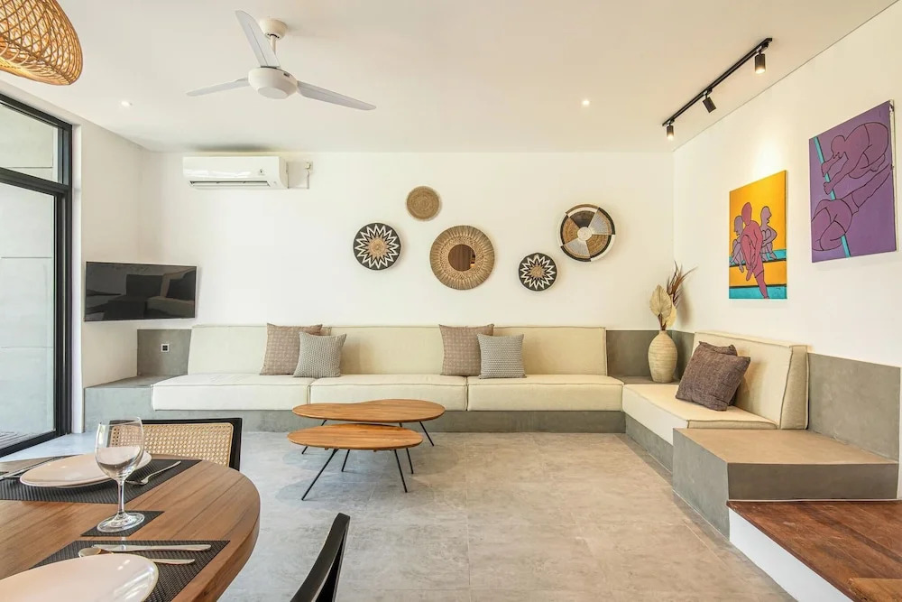 Refined 5BR Contemporary Villa, 400m to the Beach
