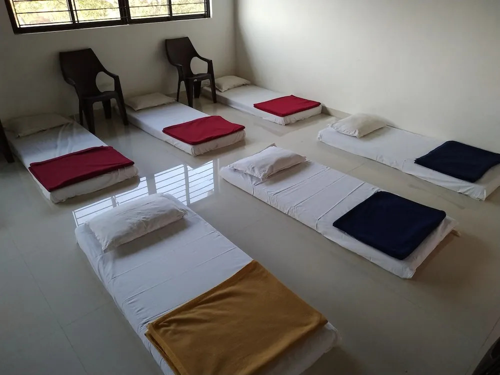 Iroomz Hotel Gananjaya - Hostel