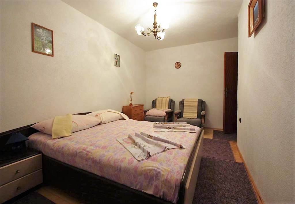 Apartment Šera - 50 m from beach: A1 Pisak, Riviera Omis