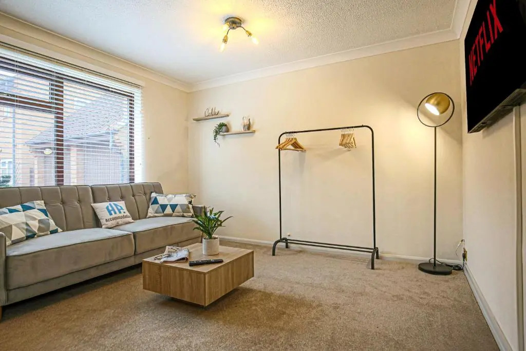 Two Bedroom Bungalow in Milton Keynes by HP Accommodation - Free WiFi & Parking