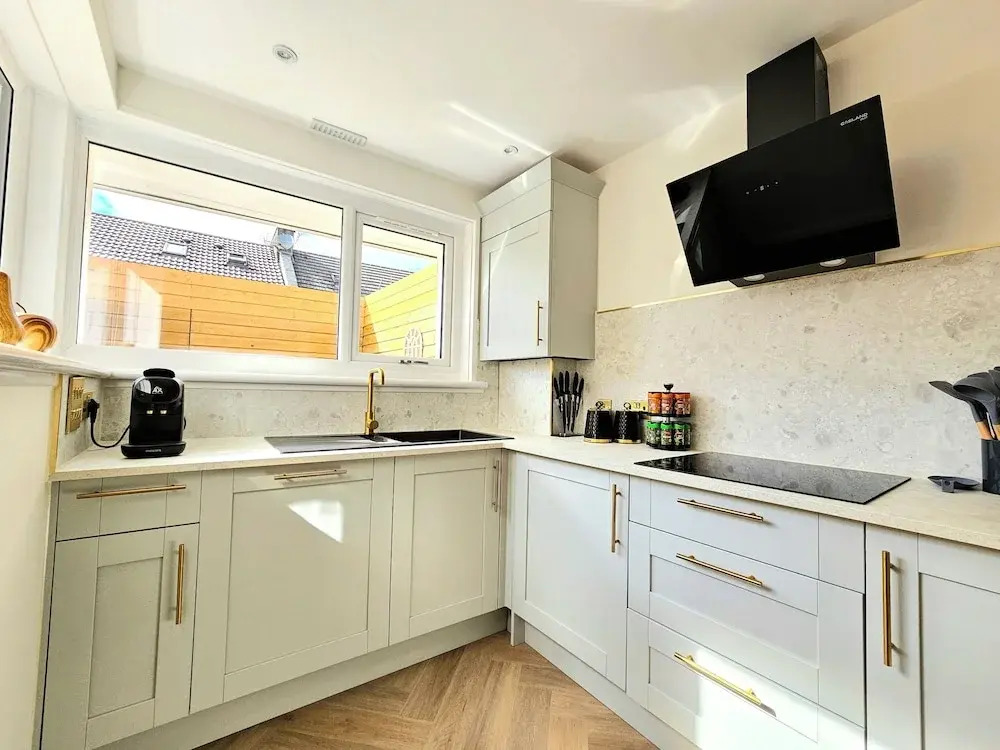 Modern Gem with free parking