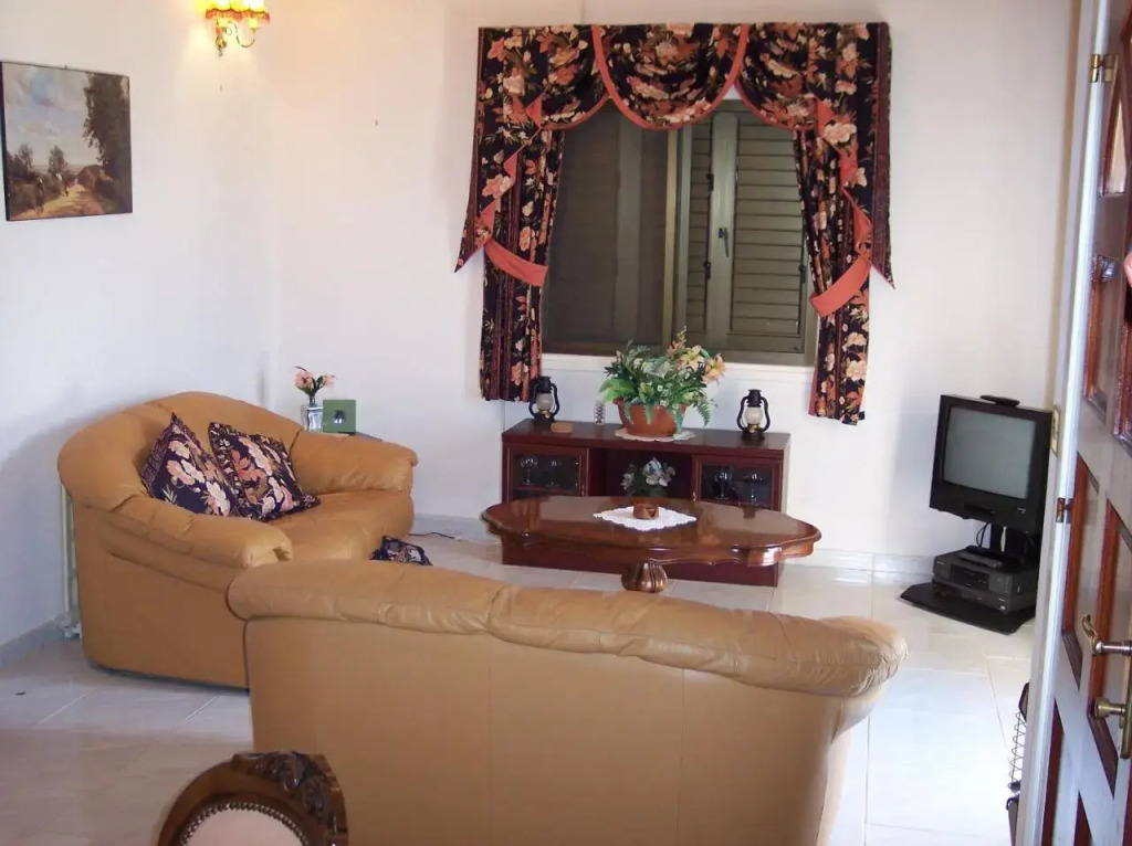 Bungalow with 2 double bedrooms in the hills .