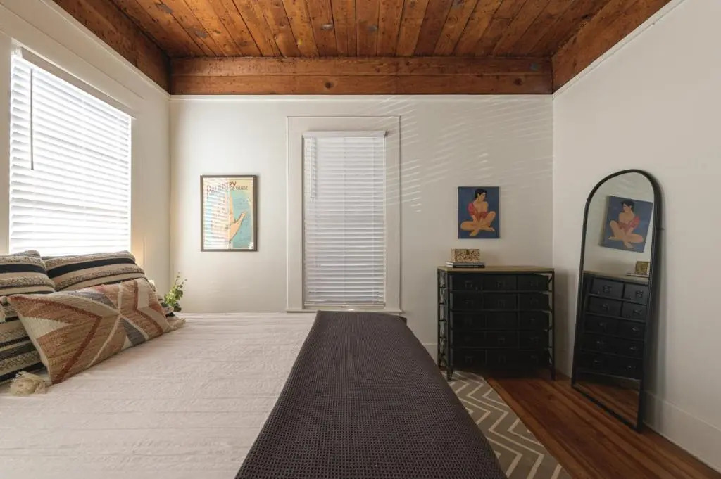Restored 1930s Uptown Bungalow 2 min to Magnolia Silos