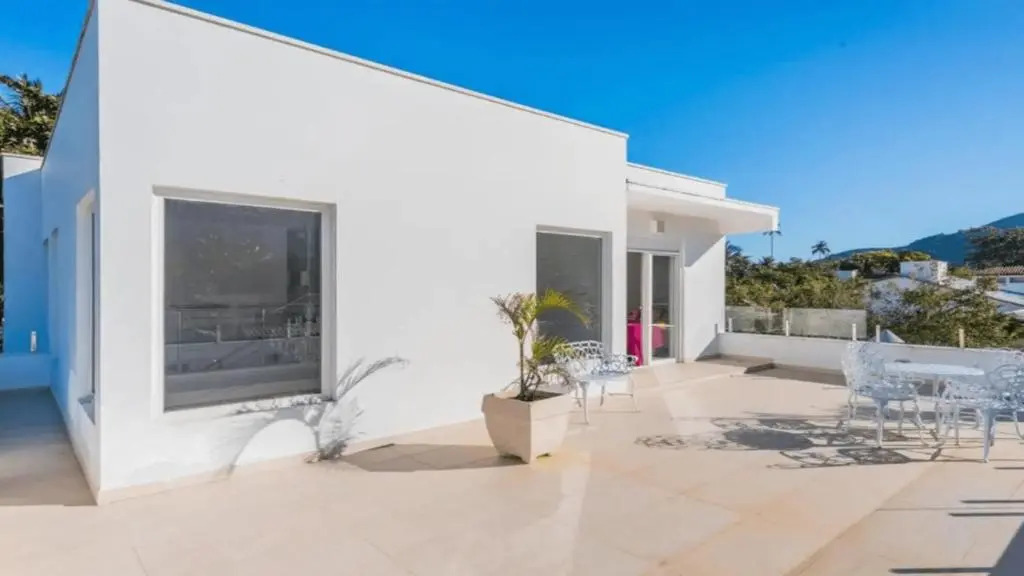 Casa de alto padrão, com 5 suítes, a 50m praia de Barequeçaba