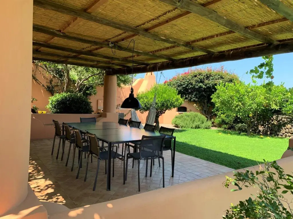 Villa Egea, elegante villa Eoliana dell'800 immersa in un curato giardino