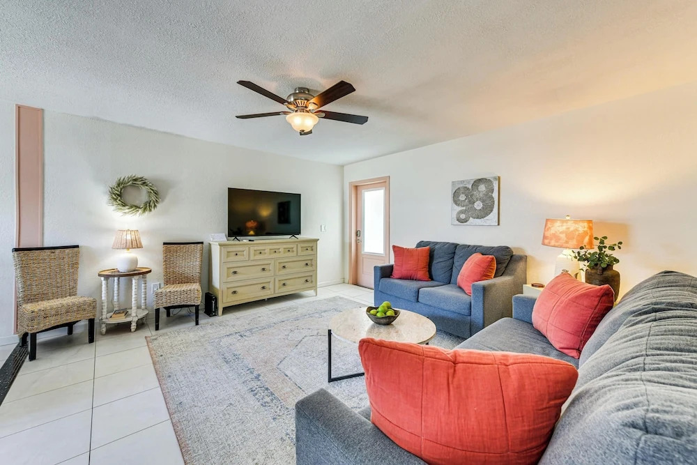 Walk to Venice Beach & Downtown! Couples Condo