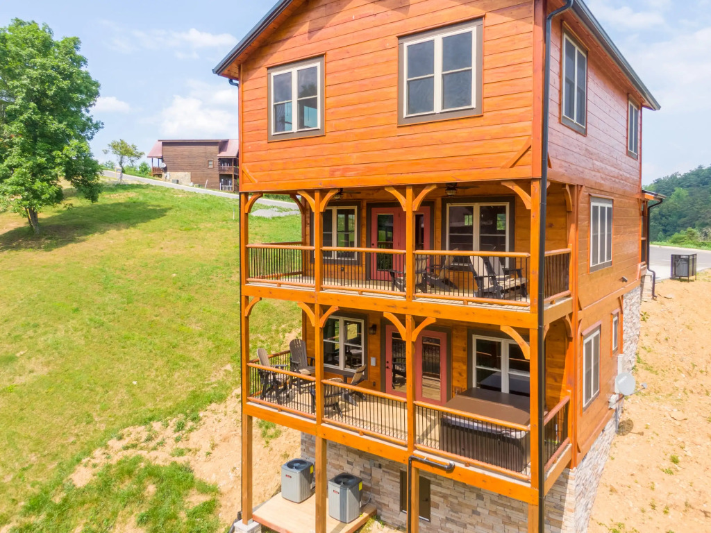 Misty Mountain Stop: Mountain Views, Hot Tub, Game Room, Theater Room