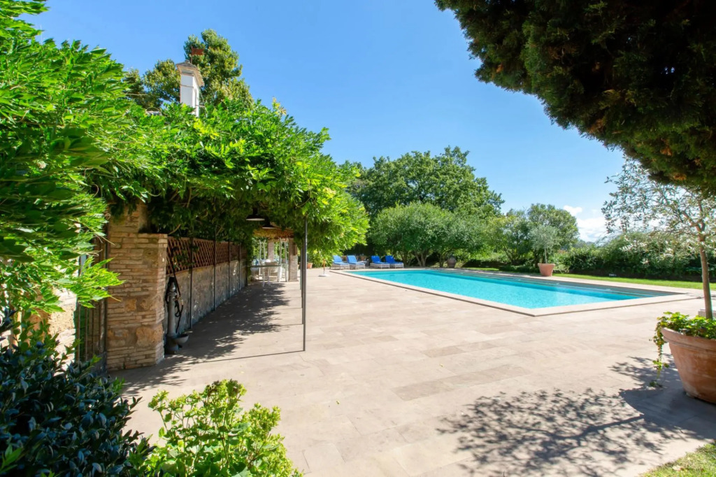 From the moment you enter the gates of the majestic driveway to the villa until you arrive at this b-La Colonica