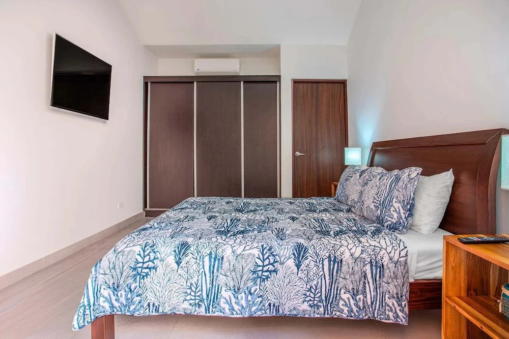 Private Pool & Tropical Style, Minutes From the Beach