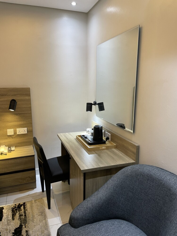 Ringruby Hotel, Oladipo Bateye