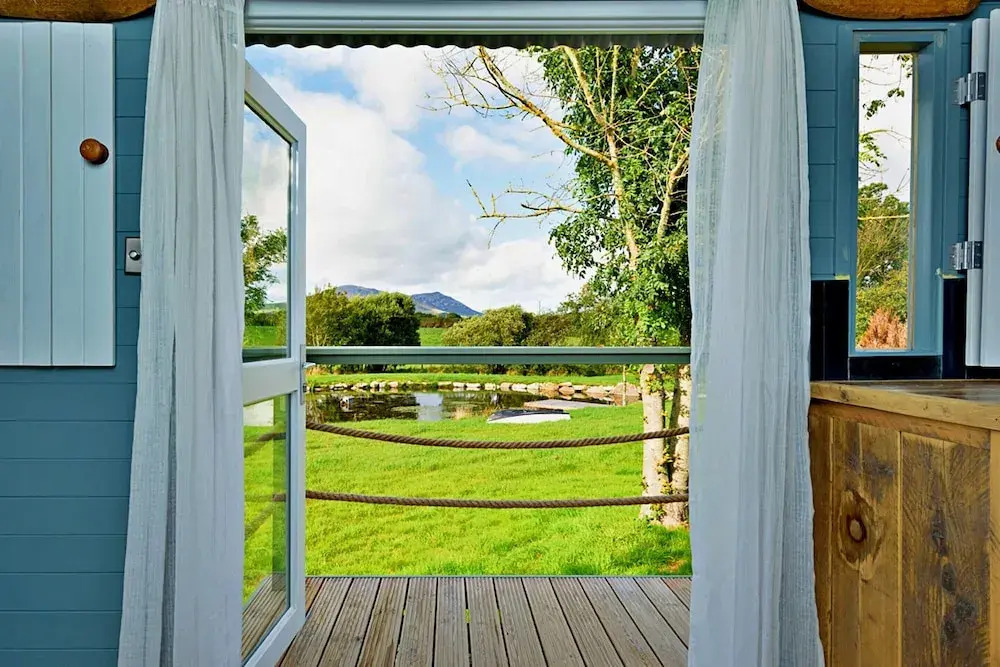 Lakeside Shepherd's Hut Retreat, No Deposit