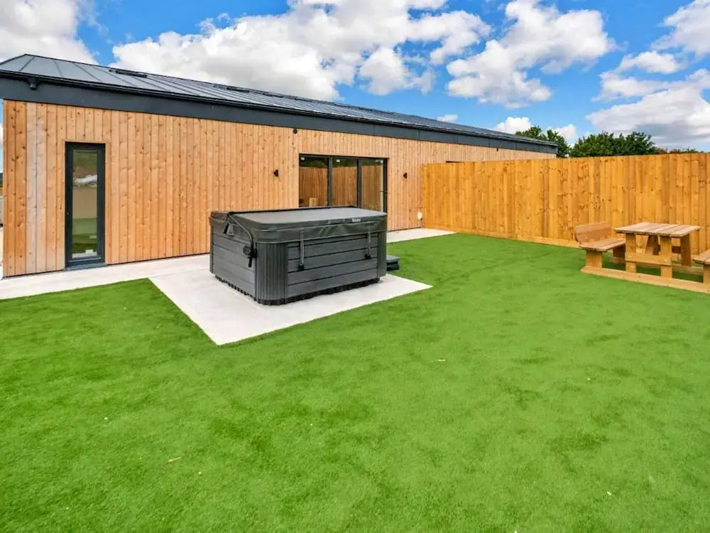 Cottage in Cotswolds With Hot Tub & Garden