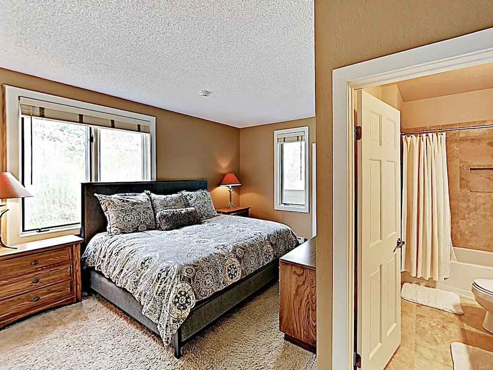 New Listing! W/ Pool -- Walk To Ski Lift 3 Bedroom Condo