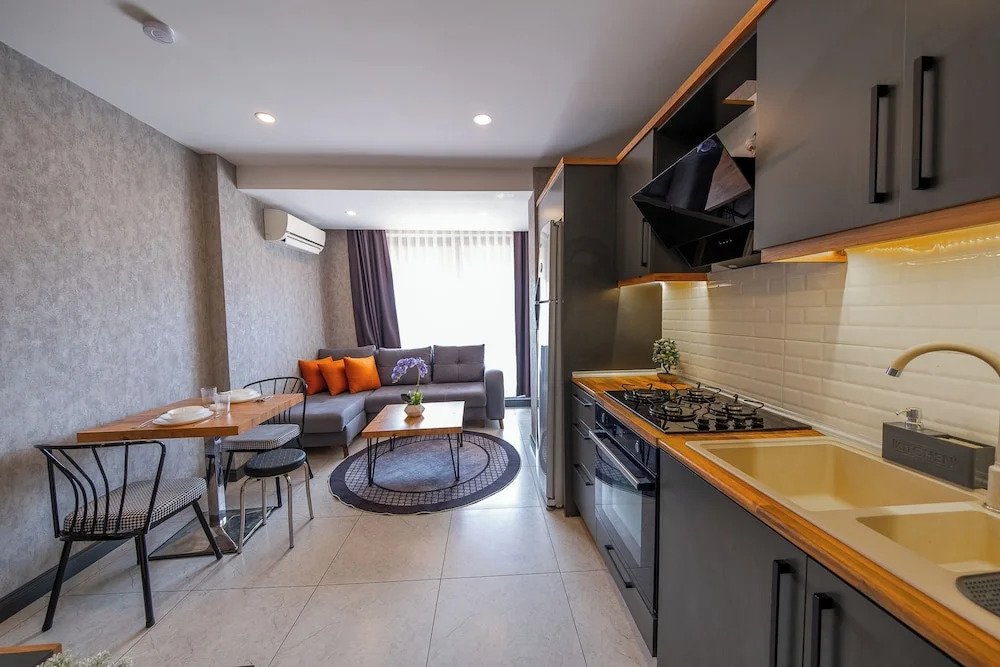 Mrt Suites Lara