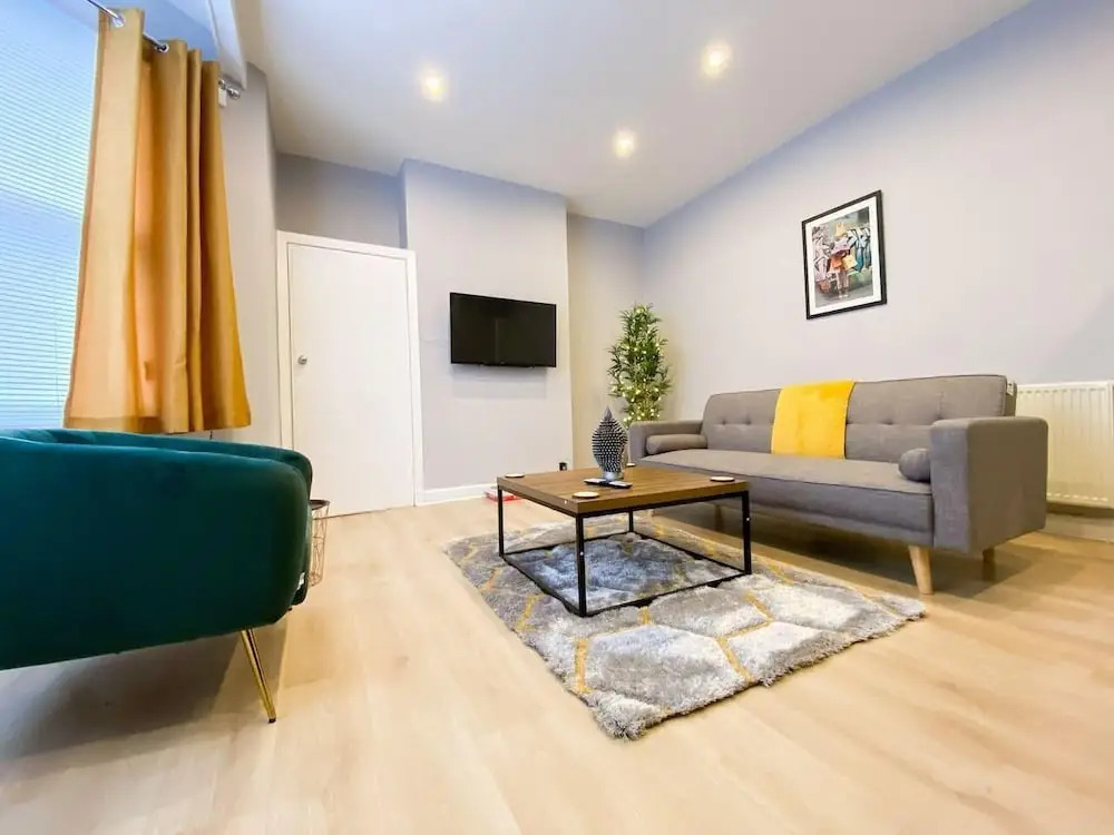 Striking & Elegant 2BR Flat - Free Street Parking
