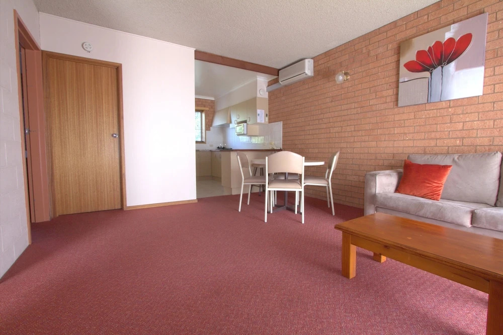 Blue Whale Motor Inn & Apartments