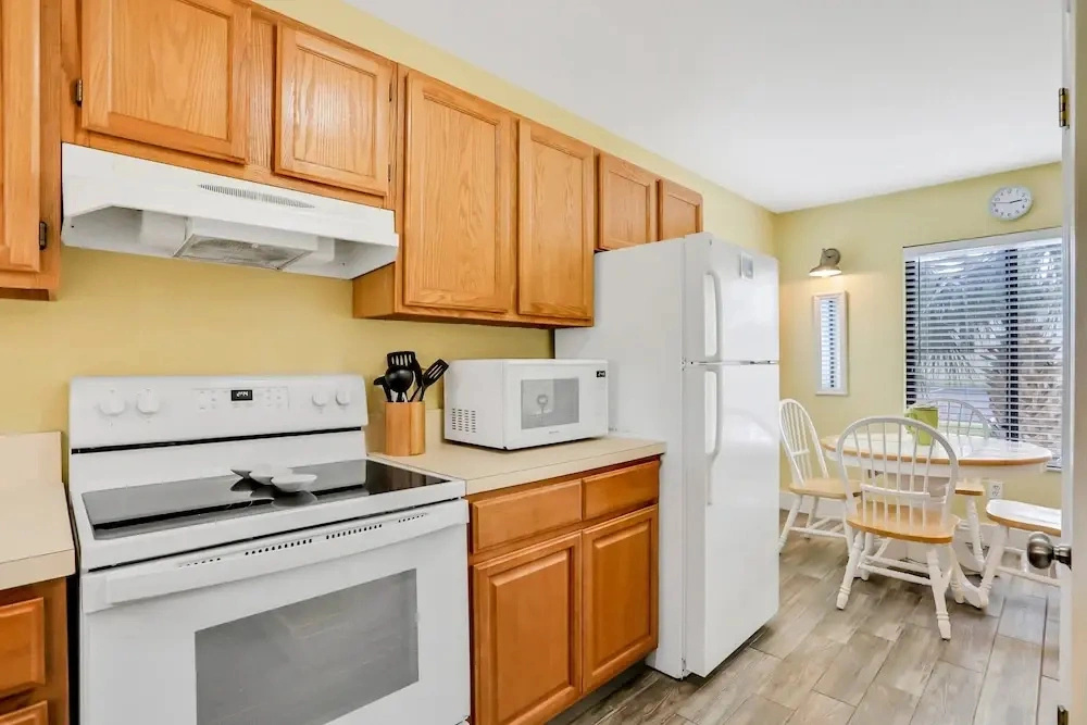 Ground-floor Condo Next to the Tennis Courts With 2 Pools, Sauna, Beach Access