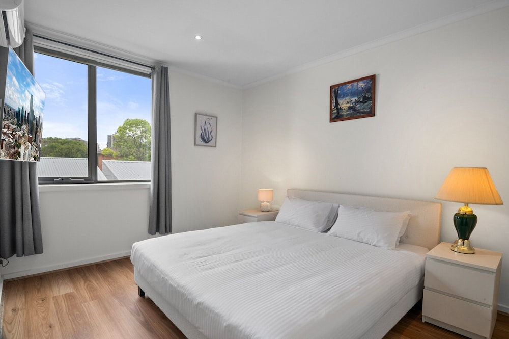 Spacious 3-bed Townhouse in Coburg