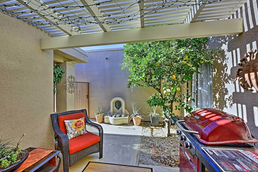 Palm Desert Townhome w/ Mountain Views & Patio