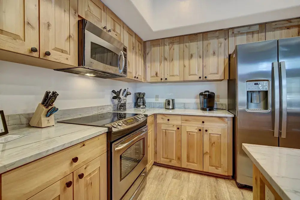 Updated, Modern Townhome With Private Garage 2 Bedroom Condo