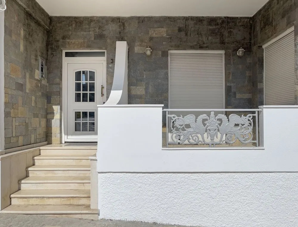Elegant Harbour Apartment