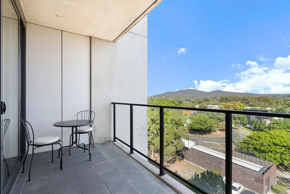 Chic 1-bed Apartment Near Canberra's Bustling CBD