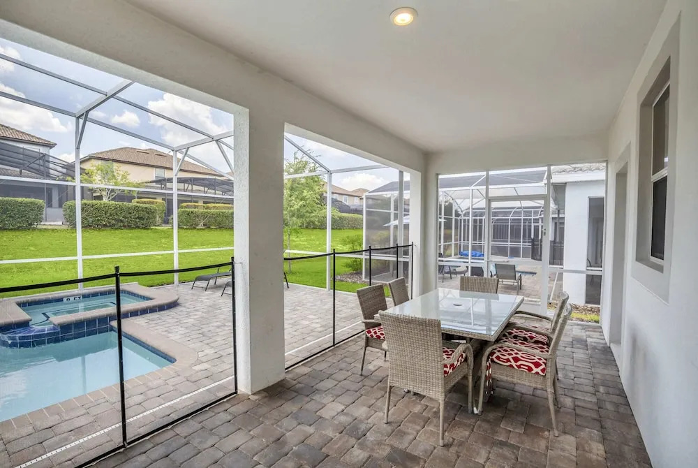 Luxurious, Grand Home, Themed Bedrooms and Large Pool Area #8cg099