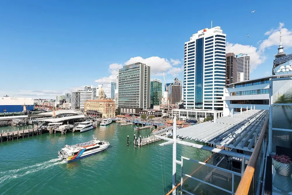 QV Spacious Waterfront Apartment - 748
