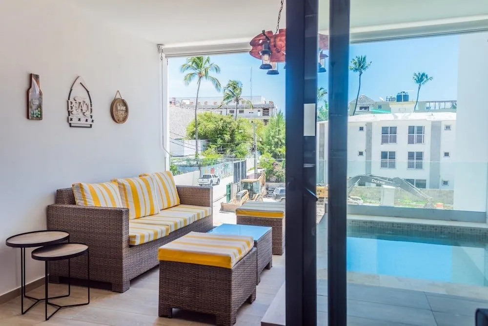 Brand new Luxury Condo With Private Picuzzi 1 Block From the Beach