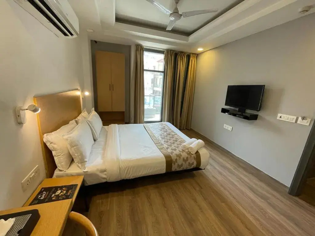 Saltstayz Express - Golf Course Road & DLF Phase-1