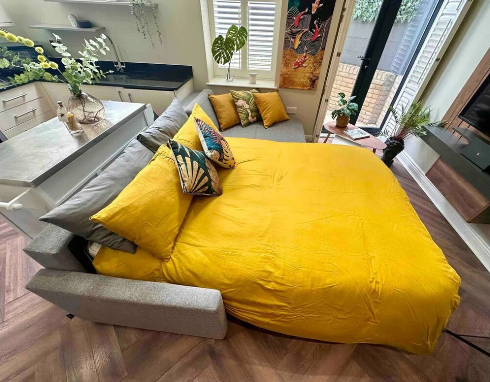 Stylish modern flat in SW London