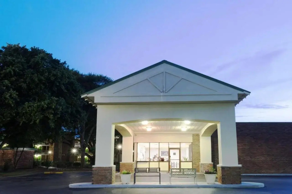 Days Inn Charleston Patriots Point