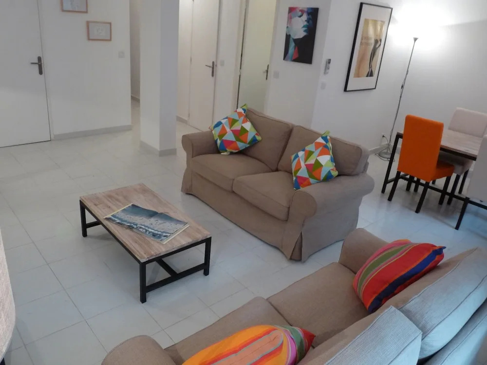 Apartment 82