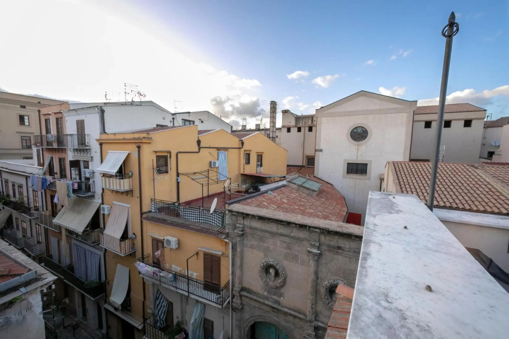 Sunny loft with terrace and A/C in the city centre