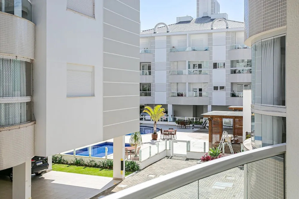 Apto em prédio c/ piscina 350m da praia RTG208