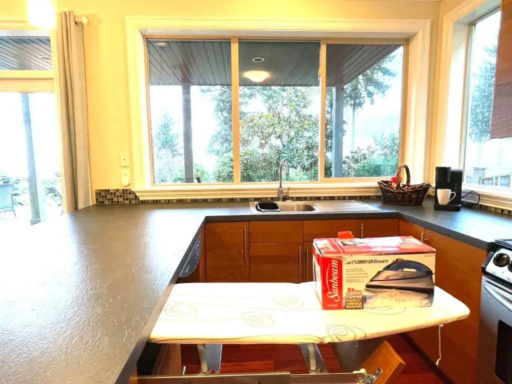 Ocean side & garden view Nanaimo house