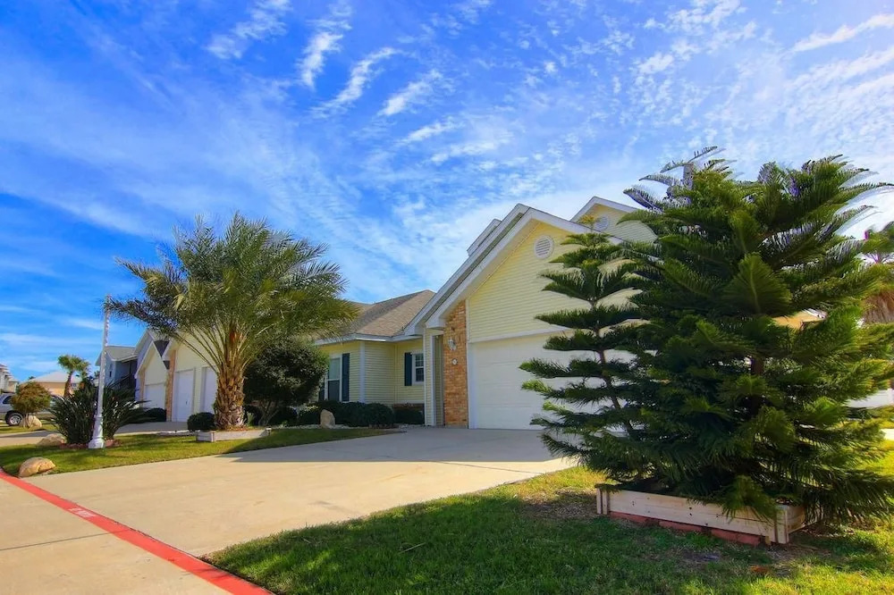 Lazy Pelican - Two Bedroom Townhome