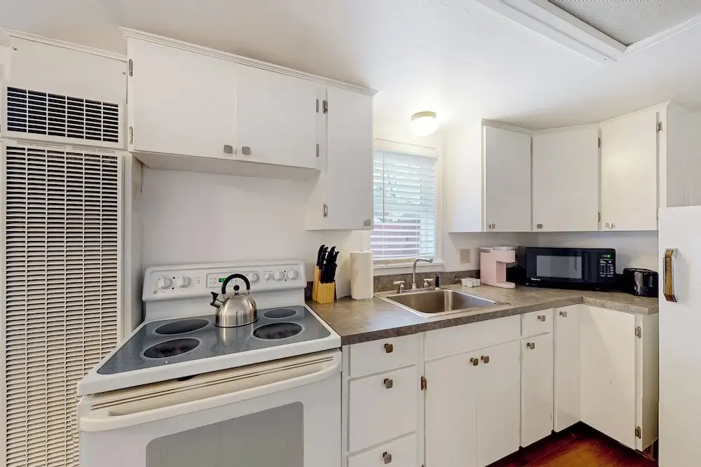1BR Sunlit Retreat w/ Patio - Near Golf & Parks