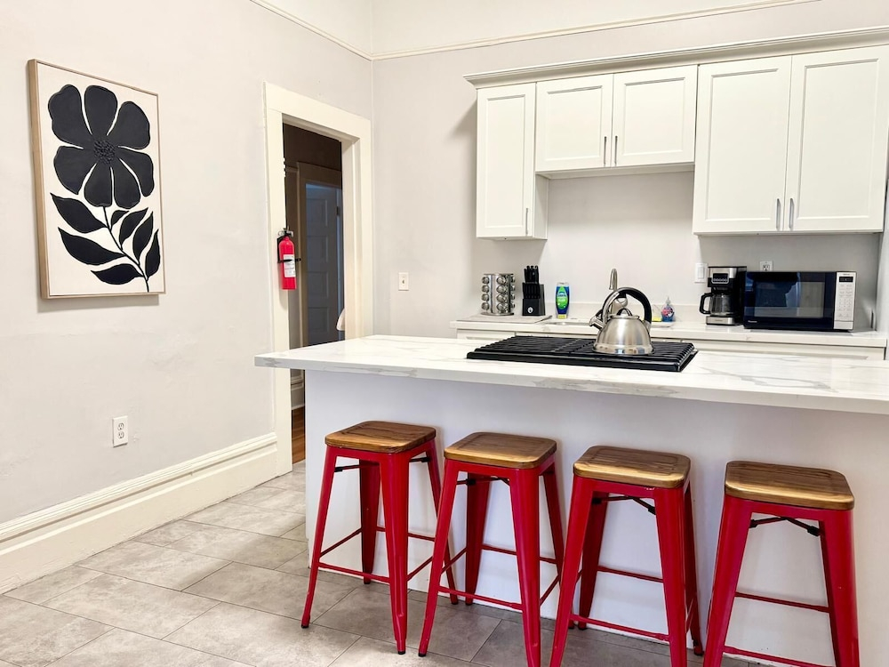 Gorgeous 3 Bedroom In Downtown