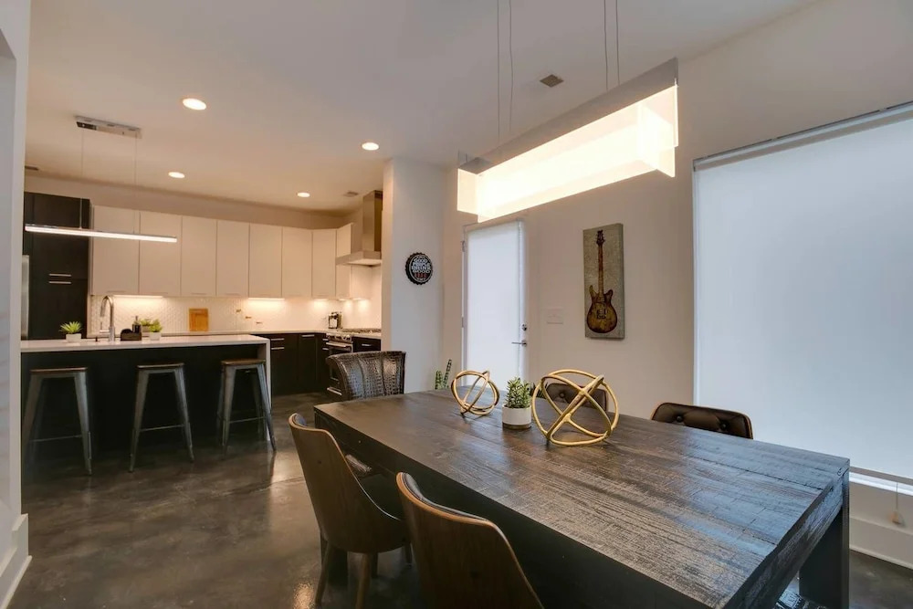 4br/3.5ba w/ Loft, Deck, & Ping Pong by Domio