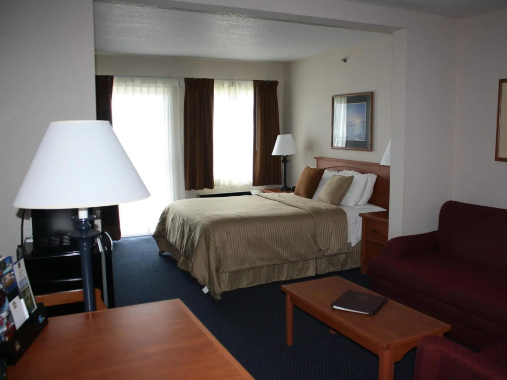 Magnuson Grand Hotel Lakefront Paradise