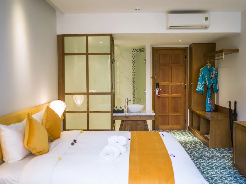 Vinh Hung Old Town Hotel