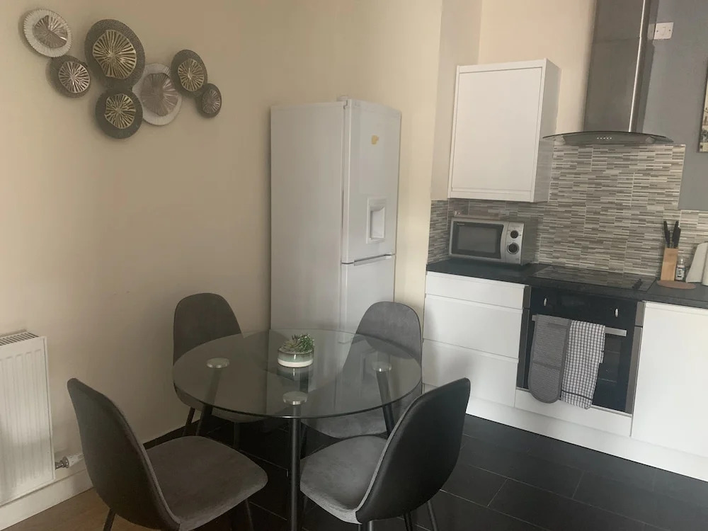 Absolute Stay in Sherwood-free Parking-east Midlands Airport-contractors-family