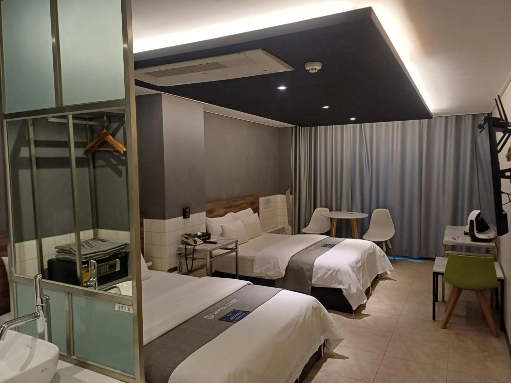 Louis Hotel
