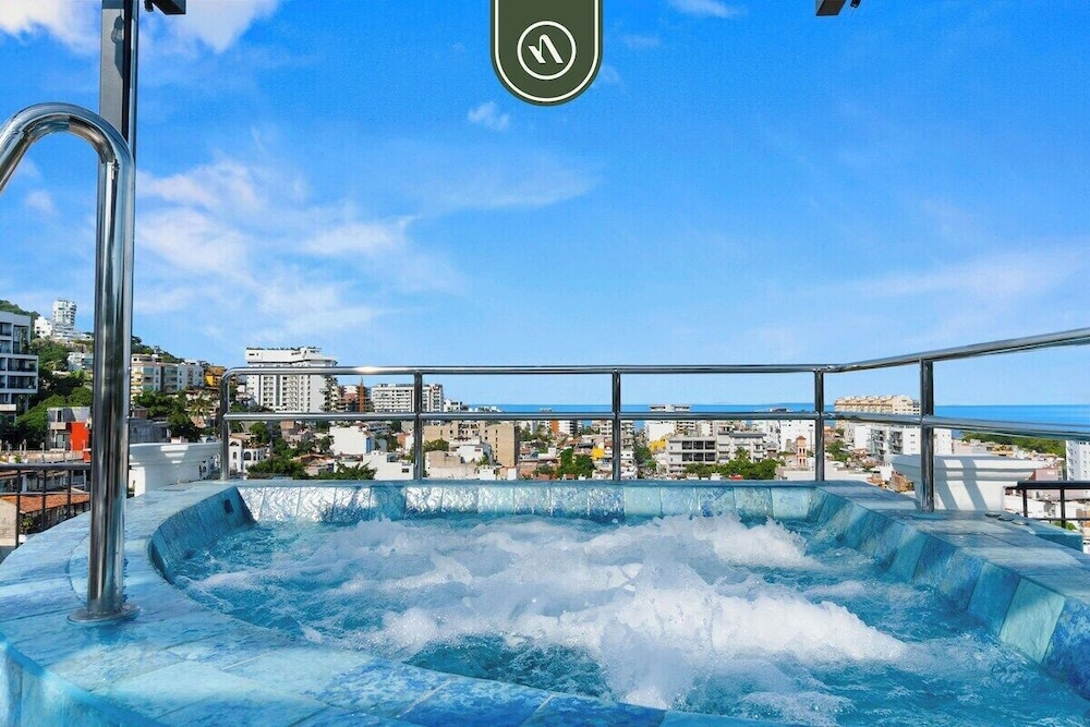 New 1 BR Condo - Rooftop Pool - Romantic Zone