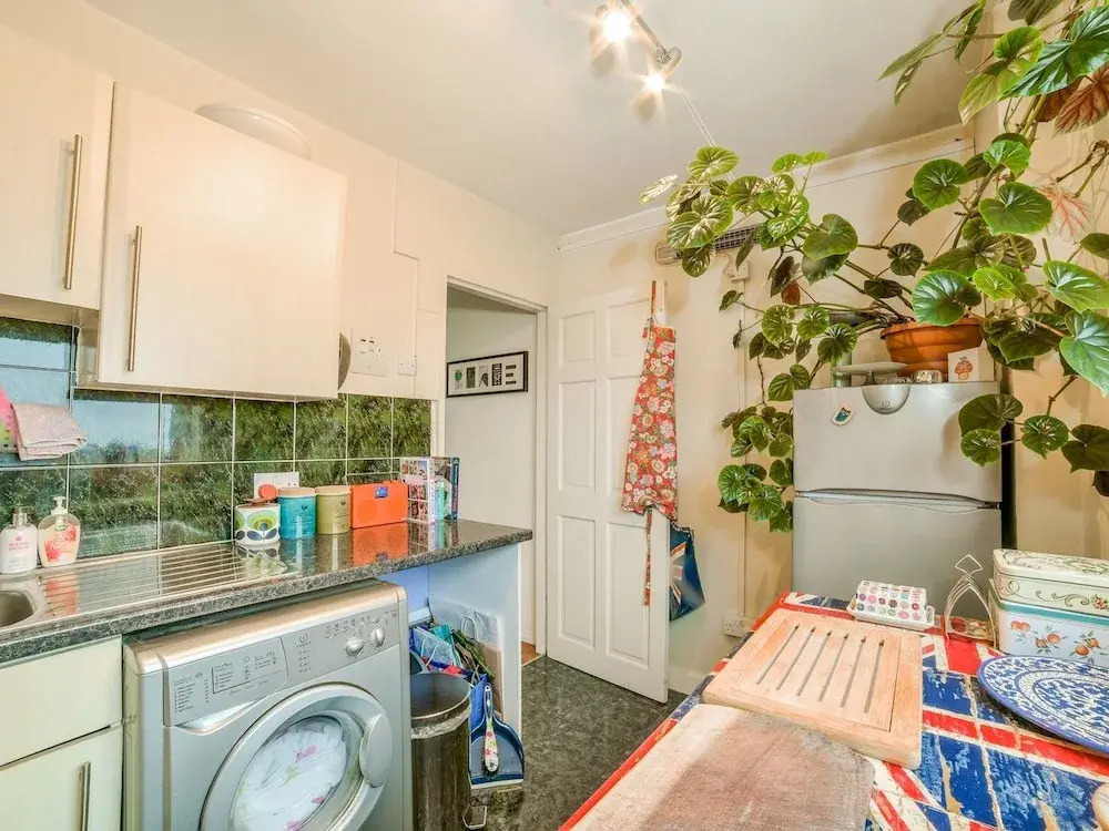 1 BR Limehouse Flat With Stunning Views of London!